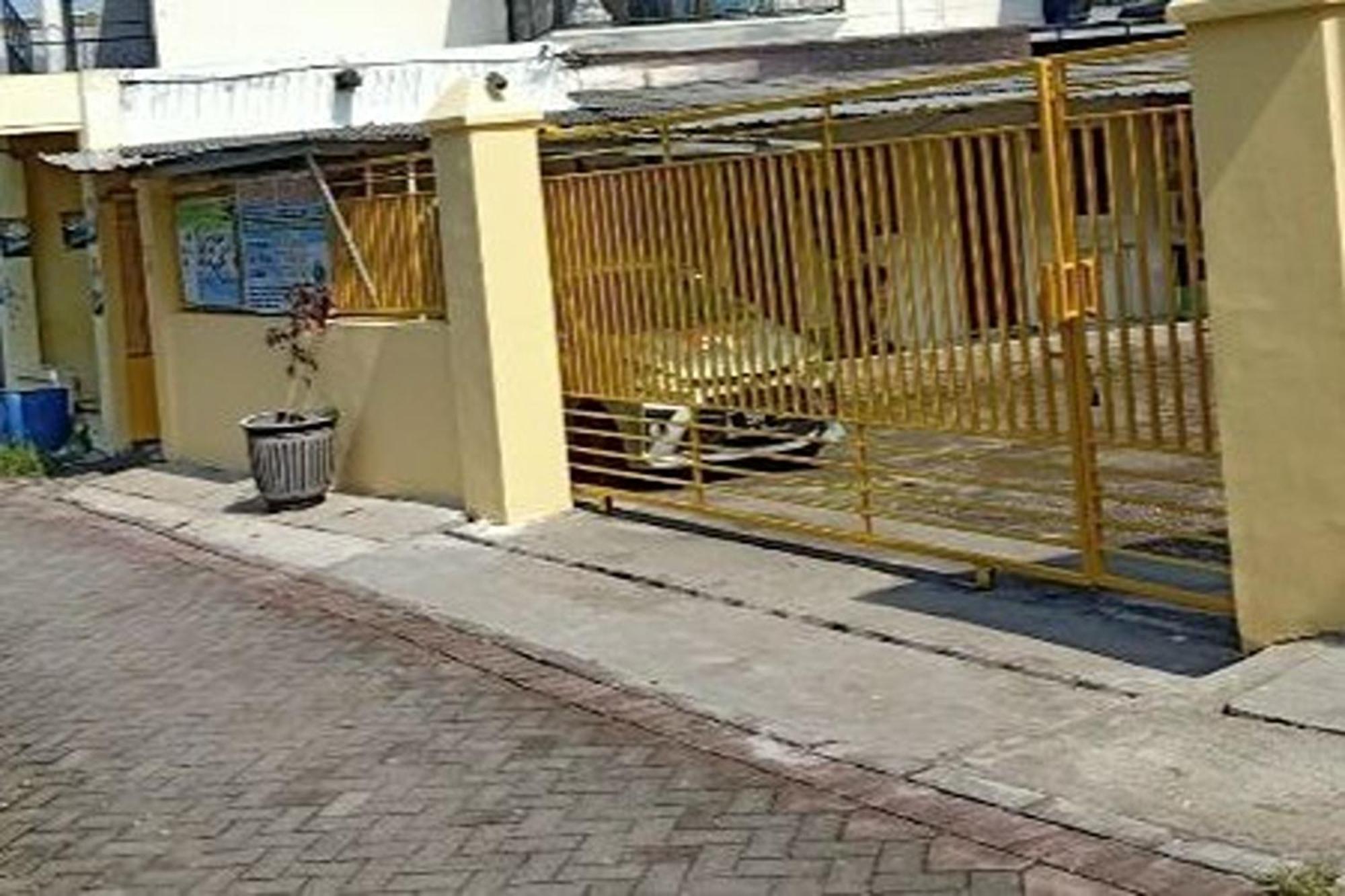 Kost 48 Surabaya Otel Dış mekan fotoğraf